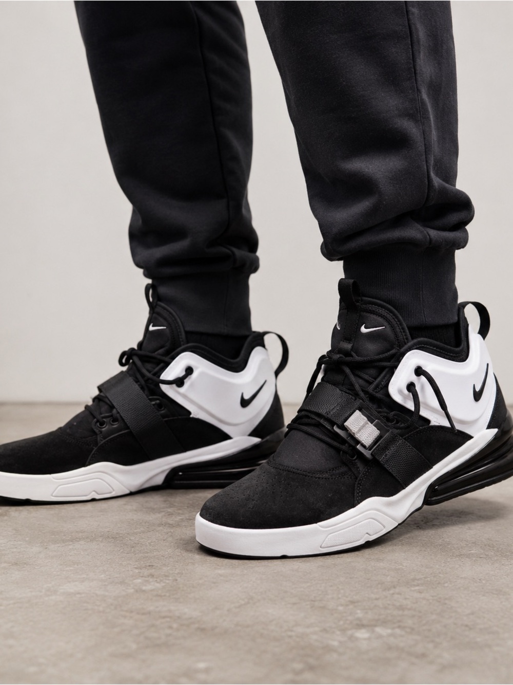 Nike Air Force 270 Men’s Size 10.5 Black White Athletic Sneakers